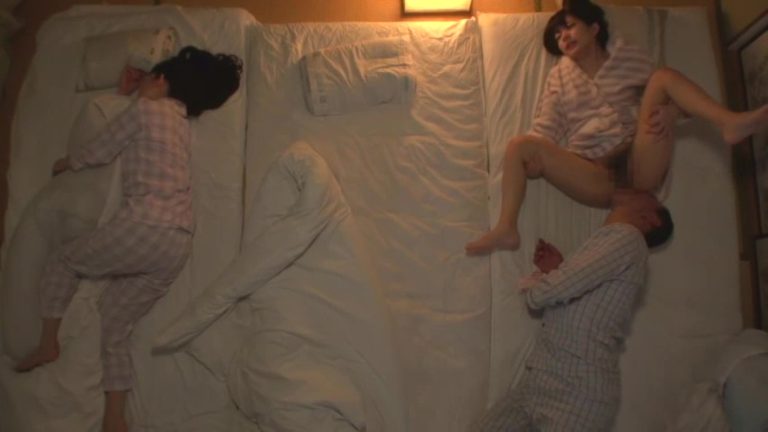 深夜にひっそりお布団開脚クンニ